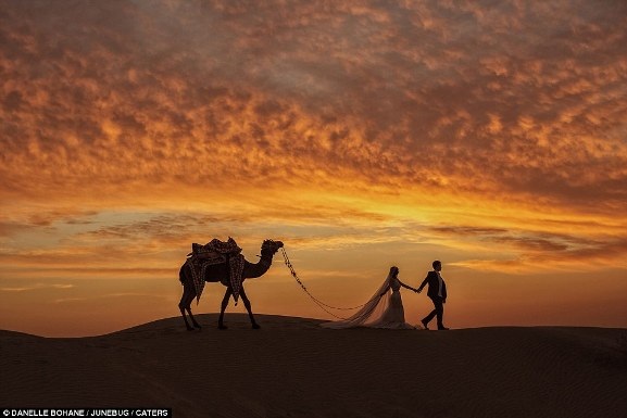 Năm nay số lượng ảnh tham dự là 9.000 bức từ hơn 700 nhiếp ảnh gia trên khắp thế giới. Ảnh: cô dâu và chú rể đang băng qua một sa mạc