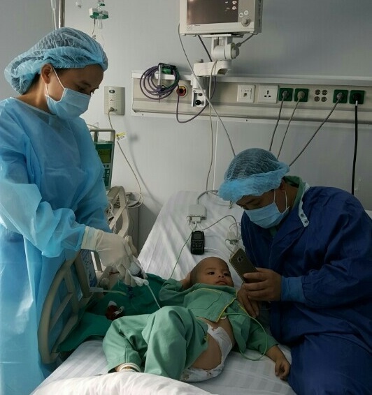 Bệnh viện tư đầu tiên thực hiện thành công ca ghép tế bào gốc chữa tan máu bẩm sinh - 2 Em bé đã được chăm sóc trong điều kiện đặc biệt sau ghép tại Vinmec nhằm tránh các nguy cơ nhiễm trùng, đảm bảo cho tủy mới mọc và sinh máu bình thường.