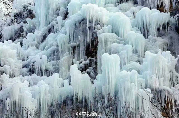 Thác nước đóng băng đẹp như trong cổ tích - 3