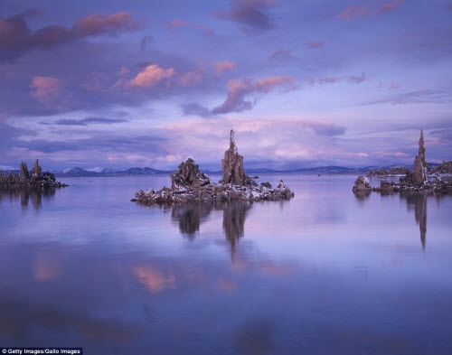 Mặc dù bề ngoài trông rất cứng và sắc nhọn, nhưng các tháp đá ngưng thôi thạch thực chất có cấu tạo từ calcium carbonate rất mềm và xốp.