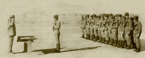 Bãi lầy chiến địa Afghanistan: 10 năm binh lửa không có người chiến thắng - 3 Khen thưởng các binh sĩ Đại đội 9, Trung đoàn dù độc lập 345 sau trận đánh trên cao điểm 3234 trong chiến dịch Magistral.