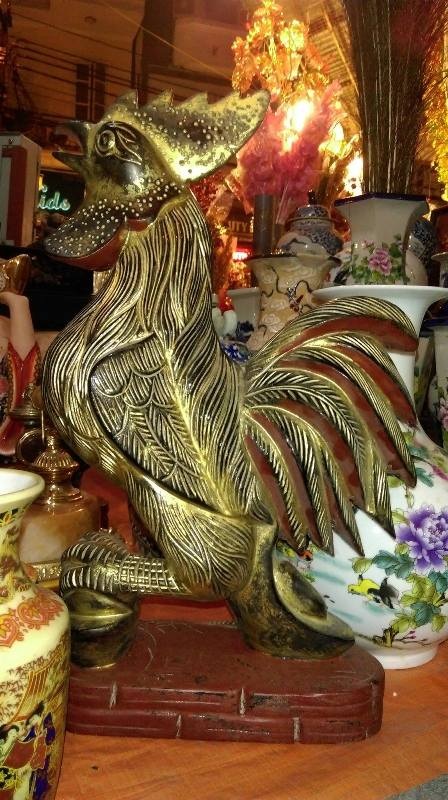 Chiêm ngưỡng gà gỗ quý hiếm giá bạc triệu ở chợ đồ cổ - 2 Chiêm ngưỡng gà gỗ quý hiếm giá bạc triệu ở chợ đồ cổ - 2