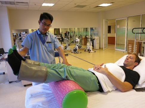 Phẫu thuật thành công cho phi công Canada gãy trật khớp háng nặng - 2 Anh Dustin chăm chỉ tập các bài phục hồi chức năng chuyên sâu theo hướng dẫn.