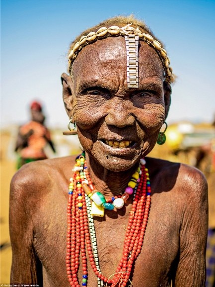 Chùm ảnh về phong cách “thời trang” ấn tượng của các bộ tộc Ethiopia - 2 Chùm ảnh về phong cách “thời trang” ấn tượng của các bộ tộc Ethiopia - 2