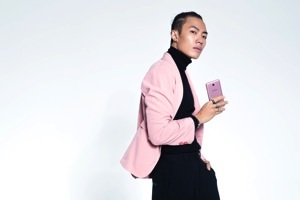 Những smartphone dành cho giới trẻ chơi Tết - 2
Những cách mix trang phục với chú dế hồng vàng này khiến người trẻ thời thượng và cá tính hơn.