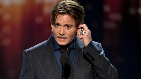 Sau scandal bạo hành, Johnny Depp vẫn giành được giải thưởng lớn - 2 Nam tài tử tri ân các fan trong giây phút lên nhận giải