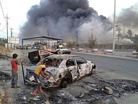 Trận Mosul dưới mắt những người lính Iraq - 3 Hai thiếu niên ở quận Al-Wahda tìm kiếm những đồ vật còn sót lại sau khi nơi này được quân đội giải phóng khỏi tay IS.