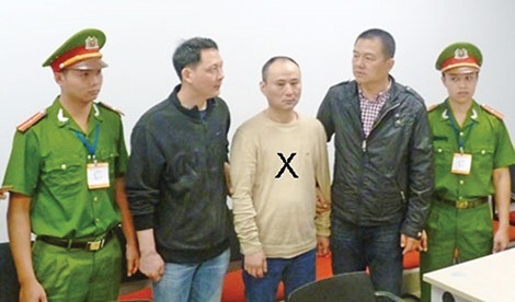 Cuộc săn lùng những "người ma" trốn truy nã - 3 Công an Việt Nam bàn giao đối tượng Zhou Yun Miao cho phía Trung Quốc.
