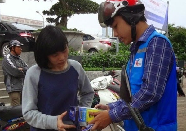 Tăng phí gấp ba, shipper vẫn chối khách vì quá tải - 2 Các shipper tranh thủ kiếm thu nhập (Ảnh minh hoạ)