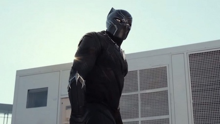Đóng vai Black Panther trong bom tấn “Captain America: Civil war”, Chadwick Boseman đã phải khoác lên mình một bộ giáp dày và kín dưới điều kiện thời tiết nóng nực. Không chỉ khó thở vì bộ trang phục, khi đổ mồ hôi và cơ thể ngứa ngáy, nam diễn viên cũng không thể làm gì vì trên tay anh toàn là móng vuốt sắc nhọn.