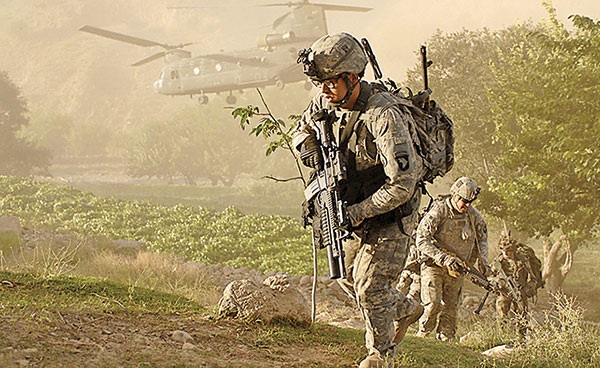 Bản lề cũ và cánh cửa mới - 3 Lính Mỹ tại Afghanistan năm 2011. Ảnh: National Review.