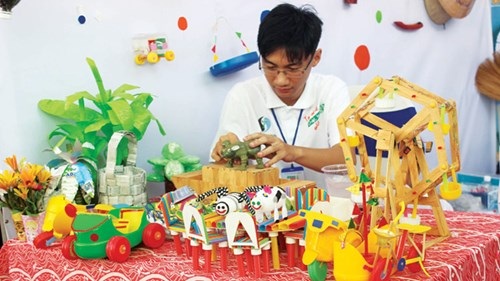 Những người trẻ đón Tết theo lối sống "xanh" - 3
Các sản phẩm tái chế của đội sống xanh bán để gây quỹ bảo vệ môi trường.