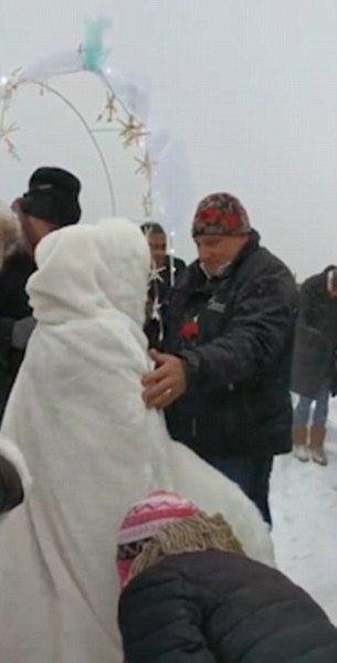 
Ánh đèn trong trẻo, sao lấp lánh và ruy băng sắc màu khiến đám cưới giữa bão tuyết vẫn thật ấm cúng
