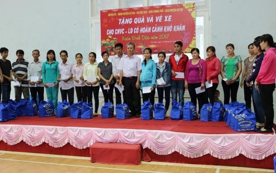 Công nhân nghèo ấm lòng đón Tết - 3 Những phần quà Tết do LĐLĐ huyện Củ Chi và Ban Quản lý các KCX- KCN TP trao tặng đã mang lại sự ấm áp cho các CNVC-LĐ có hoàn cảnh khó khăn dịp xuân về.