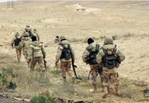Nga điều loạt chiến cơ vẫn "bó tay" ở Palmyra? - 3 Binh sĩ quân đội Syria hành tiến trên chiến trường Palmyra.