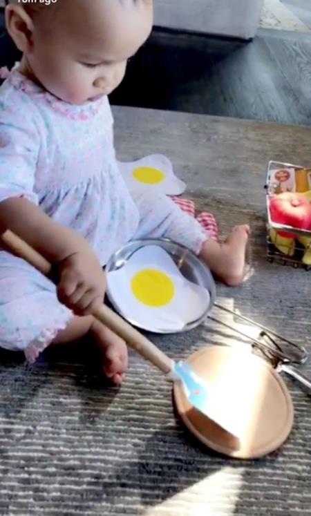Điểm danh các sao đang “xả hơi” hết cỡ dịp năm mới - 2 Dù chưa tròn một tuổi, bé Luna nhà Chrissy Teigen - John Legend vẫn hết sức chững chạc khi tập tành làm đầu bếp