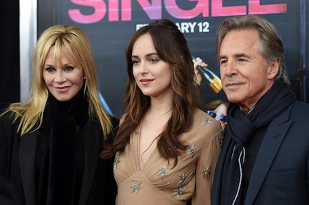 Bố mẹ sao phim “50 sắc thái” chưa xem cảnh nóng của con - 2 Dakota Johnson là con gái của hai ngôi sao nổi tiếng Melanie Griffith và Don Johnson