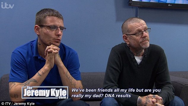 Mỹ: 10 năm mới biết chắc ông hàng xóm là... bố mình - 1 Stephen và David có mối quan hệ gần gũi trong 10 năm.