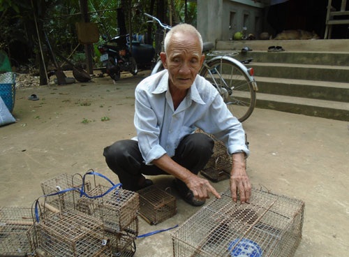 “Đệ nhất cao thủ” bắt chuột dừa - 1 Ông Ba Non chuẩn bị những chiếc bẫy đi gài chuột dừa. Ảnh: H.L
