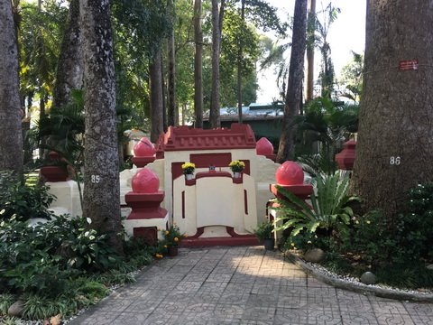 Mặt trước của ngôi mộ