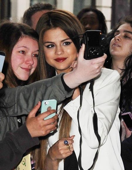 Selena Gomez được fans khen vì chịu khó chụp hình giao lưu - 2 Chỉ với một nụ cười mỉm nhẹ, Selena Gomez đã hoàn toàn làm chủ khung hình