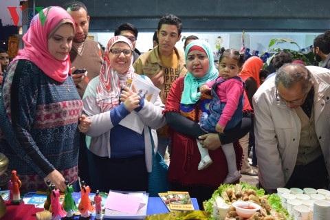 Du khách tìm hiểu văn hóa và các món ăn truyền thống của Việt Nam.