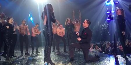 Vũ công của Jennifer Lopez cầu hôn nhau ngay trên sân khấu - 2 Jennifer Lopez rất vui mừng khi được chứng kiến một màn cầu hôn lãng mạn