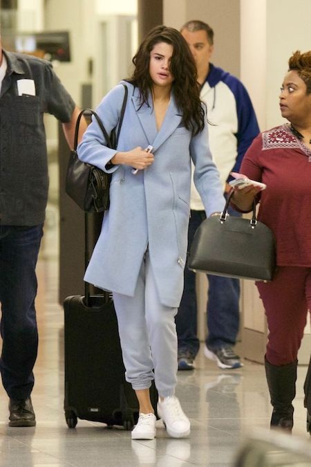 Selena Gomez tiều tuỵ tại sân bay - 2 Nữ ca sĩ dường như đang gặp nhiều áp lực…