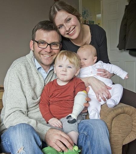 Sol chụp ảnh cùng cha mẹ và em trai Dax 10 tuần tuổi