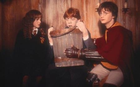 Emma Watson, cô “phù thủy nhỏ” đã lột xác thành “người đẹp” - 2 Một năm sau, Emma Watson tiếp tục gặp lại khán giả với phần hai “Harry Potter và Phòng chứa Bí mật”