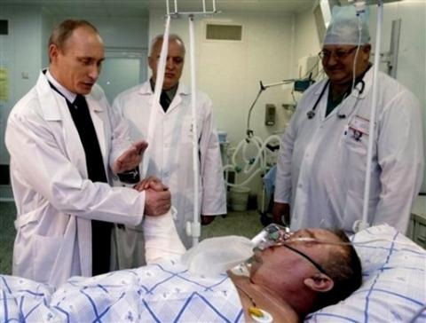Tướng Nga vấp phải mìn tại Palmyra, Moscow nổi giận - 3 Tổng thống Nga Vladimir Putin trong một lần thăm Quân y viện Burdenko.