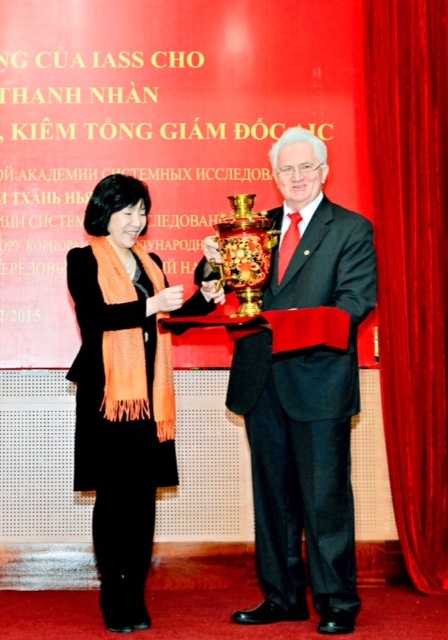 Từ cô học trò nghèo đến nữ doanh nhân ảnh hưởng nhất Việt Nam - 2
Chị Nguyễn Thị Thanh Nhàn được Viện Hàn lâm Quốc tế về các nghiên cứu hệ thống Liên bang Nga (Viện IASS) trao tặng hai danh hiệu cao quý: Viện sĩ có thành tích xuất sắc nhất giai đoạn 2004-2014 và phần thưởng Ngôi sao Vernadski.