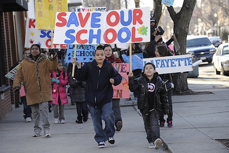Rapper 9X quyên góp 1 triệu đô la Mỹ cho trường học - 2 Ngôi trường Chicago Public Schools đang gặp khủng hoảng