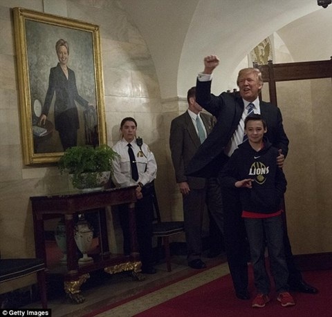 Tổng thống Trump gây bất ngờ cho nhóm trẻ tham quan Nhà Trắng - 3 Cậu bé 10 tuổi may mắn được chụp hình cùng Tổng thống