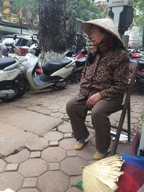 Những người đàn bà nuôi chim sẻ - 3 Bà Nguyễn Thị Tim bên quán trà đá vỉa hè.