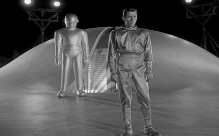 Những màn biến hóa đầy bất ngờ của người ngoài hành tinh trên màn ảnh - 2 Bộ phim “The day the Earth stood still” (1951) cũng gây được ấn tượng mạnh với chủng loài người ngoài hành tinh Klaatu