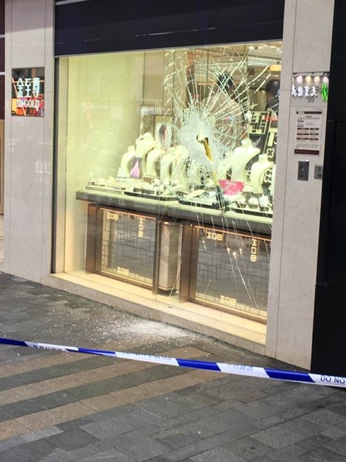 Đập cửa kính cướp nhẫn kim cương chục tỉ giữa ban ngày - 3 Tên trộm bỏ đi và để lại chiếc búa tại hiện trường.