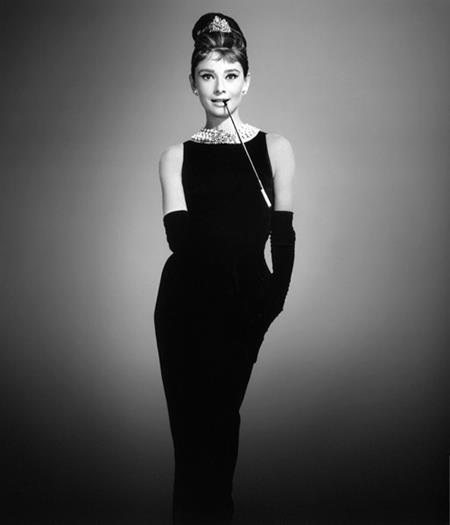 Những bộ trang phục “đỉnh của đỉnh” trên màn bạc Hollywood - 2 Đầm Givenchy đen được Audrey Hepburn mặc trong bộ phim hài lãng mạn “Breakfast at Tiffanys” (1961) luôn được xem là một trong những bộ trang phục biểu tượng của thế kỷ 20 và là một trong những chiếc “đầm đen nhỏ” nổi tiếng nhất mọi thời đại