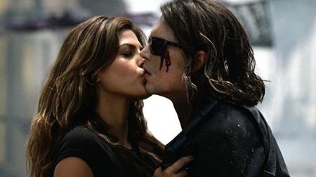 Khi các sao “hối không kịp” vì vai diễn của chính mình - 2 Hồi đóng bộ phim “Once upon a time in Mexico”, Eva Mendes đã may mắn có một cảnh khóa môi nồng nàn với “cướp biển” Johnny Depp. Tuy nhiên, Eva lại cảm thấy hối hận vì chính cảnh quay này, nguyên nhân là do nữ diễn viên xinh đẹp vốn ngưỡng mộ Johnny Depp từ lâu và rất mong mỏi có thể hôn lâu, hôn sâu thần tượng thêm chút nữa.