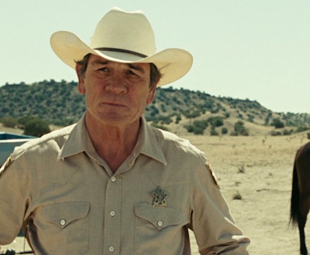 Dựa trên cuốn tiểu thuyết cùng tên của nhà văn Cormac McCarthy, “No country for old men” đã đem về cho anh em đạo diễn nhà Coen, Joel và Ethan ba tượng vàng Oscar danh giá cho Đạo diễn xuất sắc nhất, Kịch bản chuyển thể hay nhất và Phim xuất sắc nhất. Nội dung kịch tính, bạo lực đẫm máu nhưng cũng đánh mạnh vào lương tri của người xem là những điểm nhấn không thể bỏ lỡ của “No country for old men” và Javier Bardem, với lối diễn xuất tuyệt vời trong tác phẩm này cũng đã giành được một tượng vàng Oscar cho Nam diễn viên phụ xuất sắc nhất.