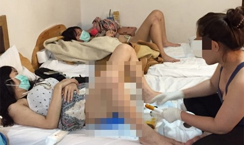 Lột da, xẻ thịt… để thành phụ nữ - 3 Hoa Hạ (phải) mỗi ngày 2 lần thực hiện việc nong cây cho những “chiến hữu” của mình.