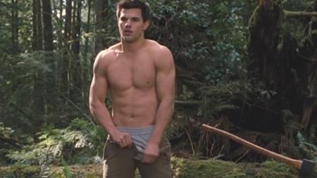 Những cảnh quay khiến các sao cả đời “ôm hận” - 2 Taylor Lautner “nổi đình nổi đám” nhờ vai diễn người sói Jacob trong phim “Twilight” nhưng nam diễn viên 9x lại cảm thấy rất ưu phiền vì vai diễn này. Nguyên nhân là do khi đóng vai Jacob, Taylor Lautner thường xuyên cởi áo khoe thân và các fan hâm mộ chỉ chú ý đến hình thể của nam diễn viên này thay vì quan tâm tới chuyện diễn xuất. Taylor Lautner từng bộc bạch rằng: “Nếu có cơ hội chọn lựa thì khi đóng phim tôi sẽ không bao giờ cởi áo của mình ra nữa. Nhưng tôi đoán điều đó không được thiết thực cho lắm”.