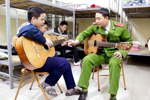 Thượng úy '"giải cứu" chổi ế - 3 Trần Anh Tuấn dạy đàn cho trẻ em khiếm thị.
