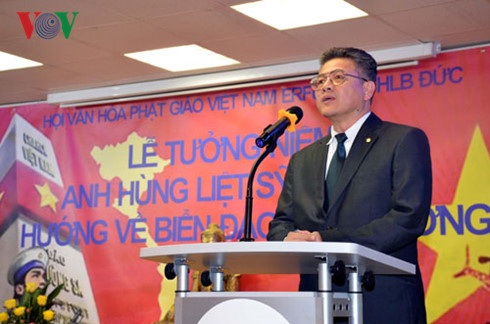Tổ chức trọng thể Lễ tưởng niệm các anh hùng, liệt sĩ Gạc Ma tại Đức - 3 Bí thư thứ Nhất ĐSQ Lê Thanh Hải phát biểu tại buổi lễ.
