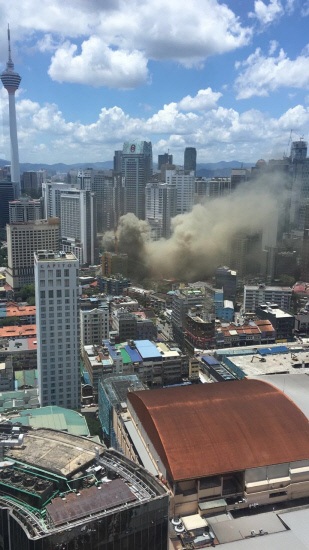 Khói bốc dày đặc từ hiện trường. Ảnh: THE SUN DAILY