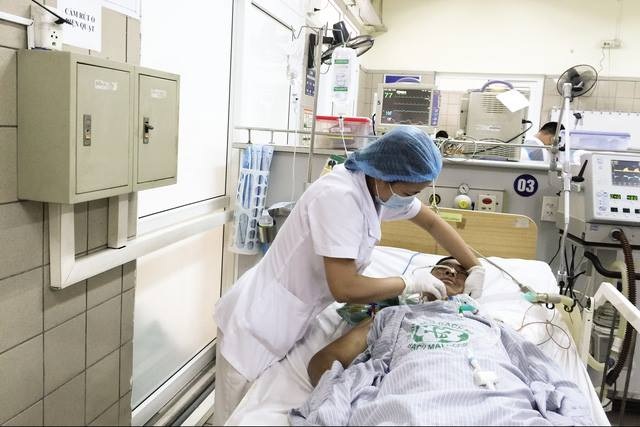 7 người nhập viện sau khi uống rượu trắng pha ba kích - 1 Bệnh nhân nhập viện nghi do ngộ độc methanol