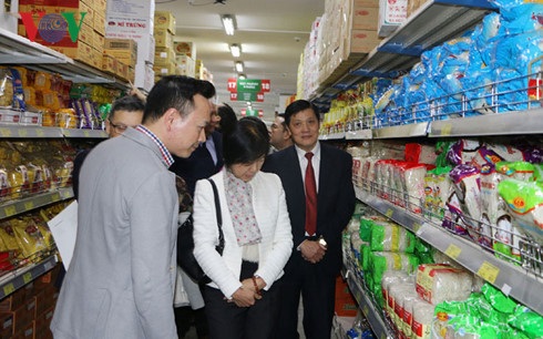 Đại sứ các nước Á - Âu tìm hiểu văn hóa Việt Nam tại Séc - 3 Đại sứ các nước tìm hiểu mô hình kinh doanh của người Việt tại siêu thị Tamda Food.