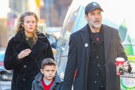 Khi các sao muốn “cách ly” con cái khỏi giới showbiz - 2 Jeffrey Dean Morgan và Hilarie Burton cũng là những ngôi sao khá dè dặt khi chia sẻ chuyện con cái với công chúng. Hồi năm 2010, khi cậu con trai Augustus ra đời, cặp đôi gần như không chịu “bật mí” bất cứ điều gì cho các fan hâm mộ.