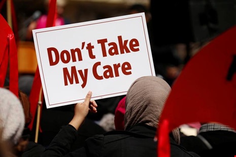 Tại sao Obamacare đánh bại Trumpcare? - 3 Người dân Mỹ biểu tình phản đối hủy bỏ Obamacare ở thủ đô Washington (Mỹ) ngày 23-3. Ảnh: REUTERS