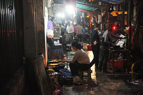 Trên phố Ô Quan Chưởng  một nhà hàng để tràn lan thùng rác, bếp than, bếp ga, chiếm hết lối của người đi bộ